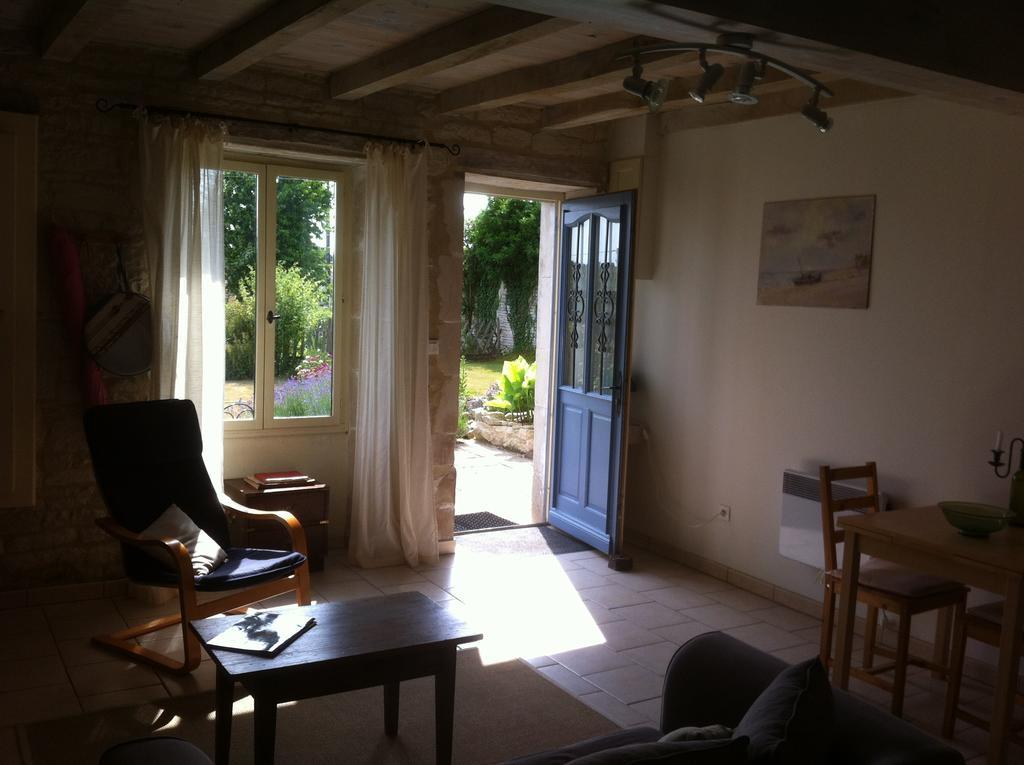 La Petite Maison Crezieres Chambre photo